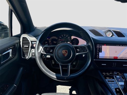 Used 2019 Porsche Cayenne w/ Premium Package image 25