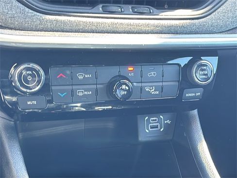 Certified 2024 Jeep Compass Sport image 32