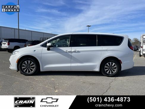 Used 2023 Chrysler Pacifica Touring-L image 4