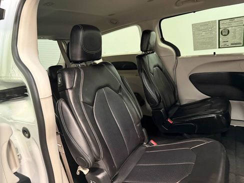 Used 2024 Chrysler Pacifica Touring-L image 68