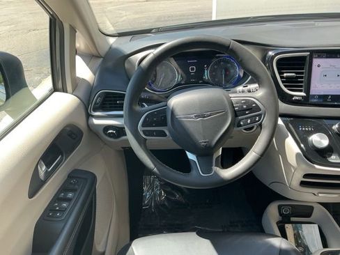 Used 2023 Chrysler Pacifica Touring-L FWD image 17