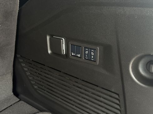 Used 2025 Chevrolet Tahoe High Country AWD/4WD image 39