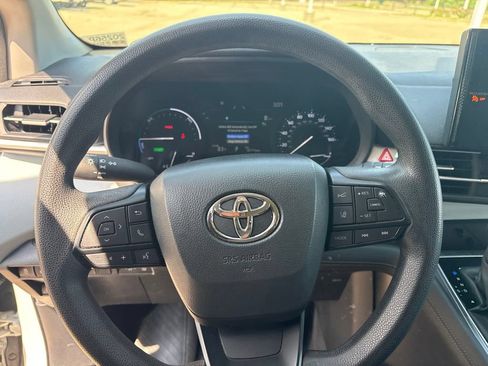 Used 2025 Toyota Sienna LE FWD image 16