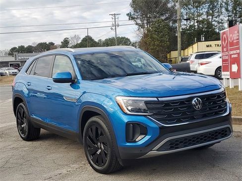 Certified 2025 Volkswagen Atlas Cross Sport SE w/ Panoramic Sunroof Package image 3