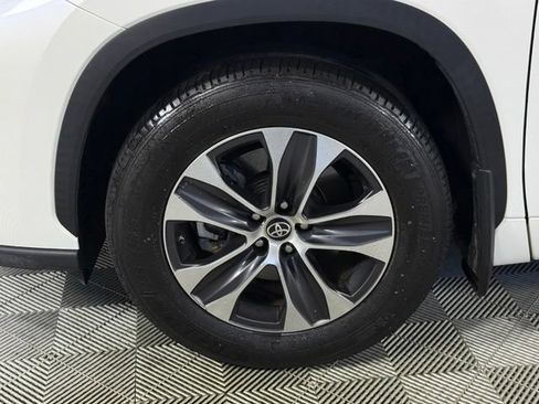 Used 2021 Toyota Highlander XLE AWD/4WD image 10