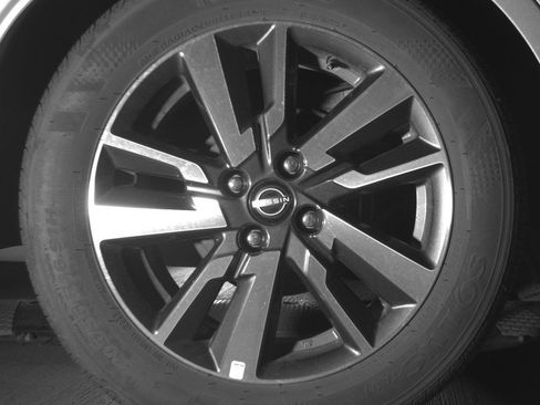 Used 2025 Nissan Versa SV FWD image 15