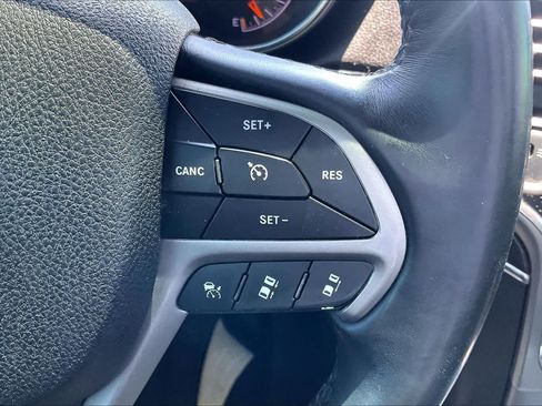 Used 2018 Jeep Grand Cherokee Overland RWD image 23