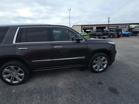 Used 2017 Cadillac Escalade Premium Luxury image 2