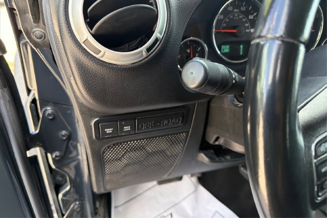 Used 2017 Jeep Wrangler Unlimited Rubicon w/ Connectivity Group AWD/4WD image 16