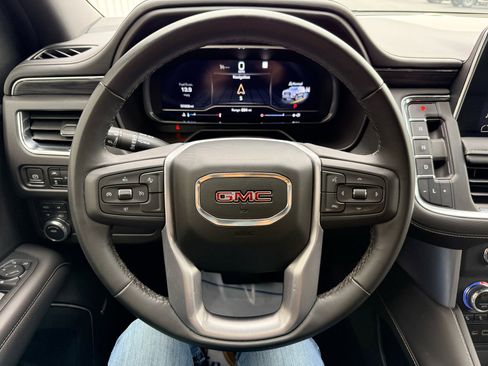 Used 2023 GMC Yukon XL SLT image 12