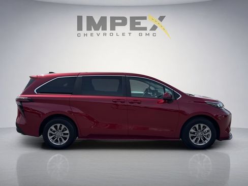 Used 2025 Toyota Sienna LE FWD image 6