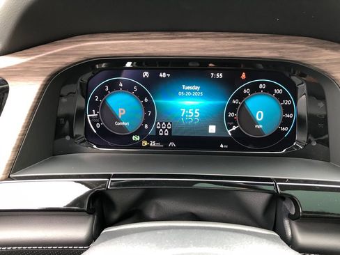 Used 2025 Volkswagen Atlas SEL Premium R-Line image 19