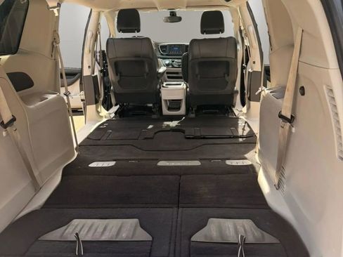 Used 2019 Chrysler Pacifica Touring-L image 17