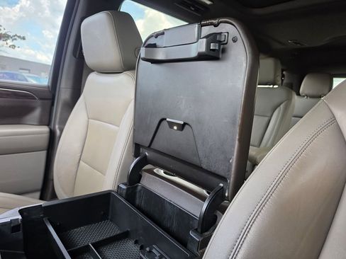 Used 2021 Chevrolet Tahoe Z71 w/ Luxury Package AWD/4WD image 33