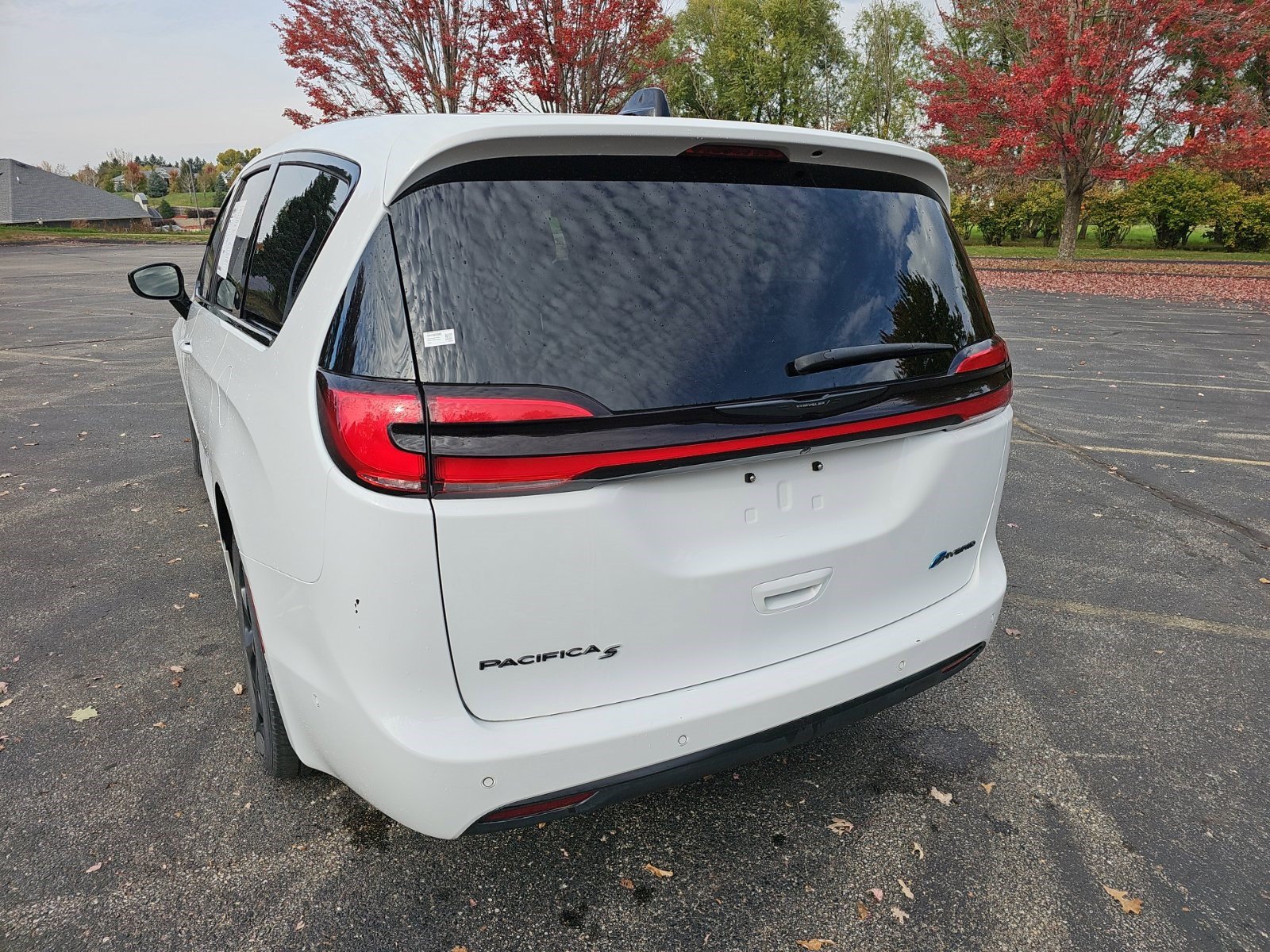 Used 2024 Chrysler Pacifica Limited FWD image 3