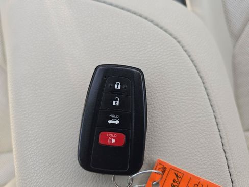 Used 2022 Toyota Camry XLE FWD image 12
