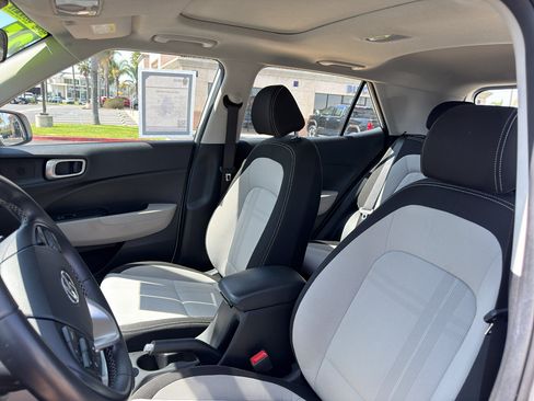 Used 2025 Hyundai Venue SEL FWD image 9