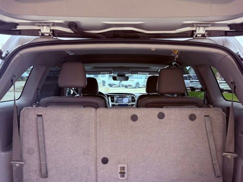 Used 2019 Toyota Highlander XLE image 35