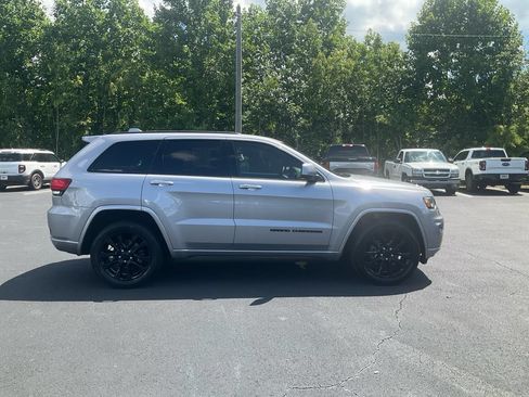Used 2019 Jeep Grand Cherokee Altitude AWD/4WD image 4