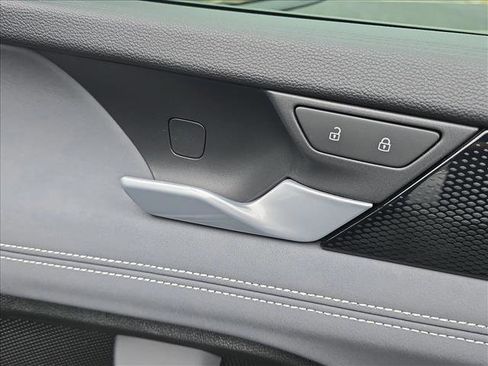 Certified 2025 Volkswagen Tiguan SE image 23