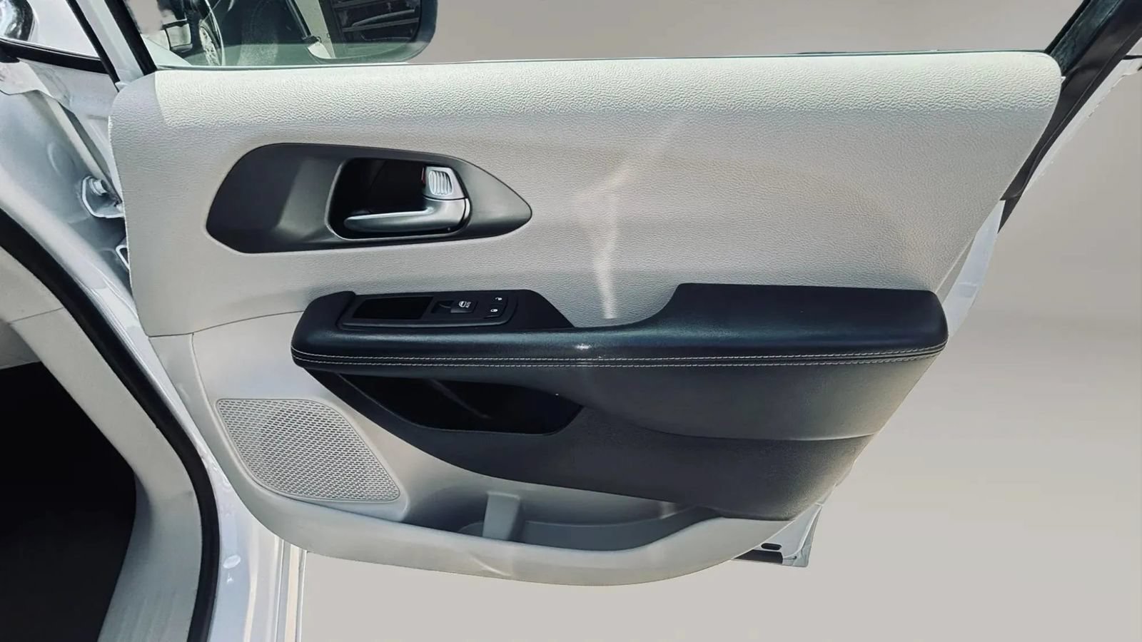 Used 2023 Chrysler Pacifica Touring-L FWD image 12