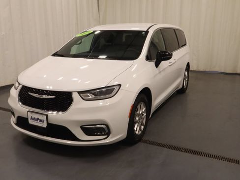 Certified 2025 Chrysler Pacifica Select FWD image 3