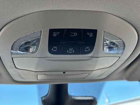 Used 2024 Chrysler Pacifica Touring-L AWD/4WD image 19