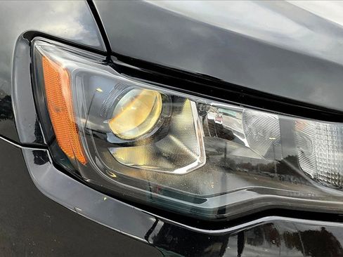 Used 2021 Jeep Grand Cherokee Laredo X image 27