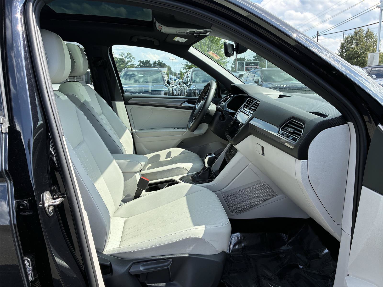 Used 2023 Volkswagen Tiguan SE R-Line FWD image 11