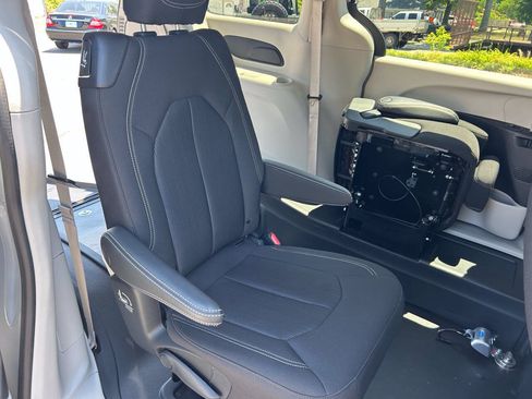 Used 2022 Chrysler Voyager LX FWD image 25