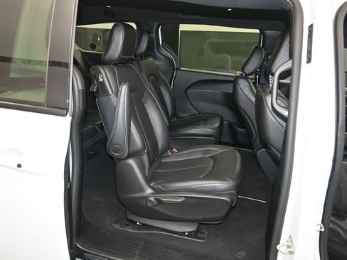 Used 2024 Chrysler Pacifica Select image 27