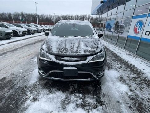 Used 2019 Chrysler Pacifica Touring-L image 3