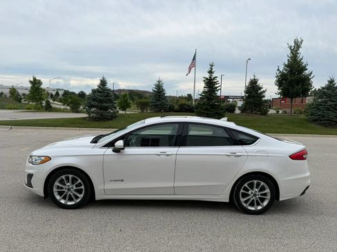 Used 2019 Ford Fusion SE FWD image 2