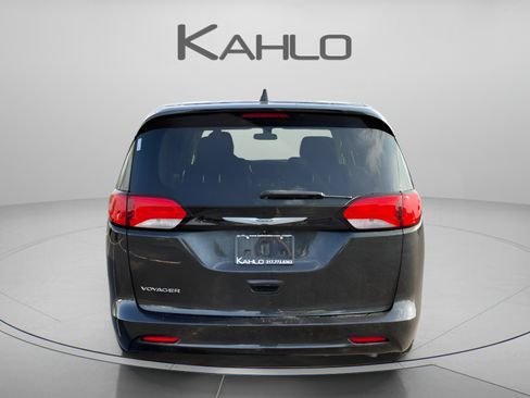 Used 2022 Chrysler Voyager LX FWD image 3