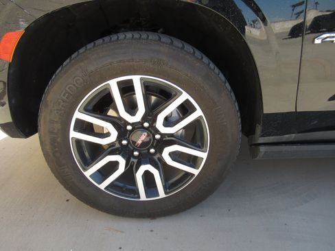 Used 2021 GMC Yukon XL AT4 w/ AT4 Premium Plus Package AWD/4WD image 5