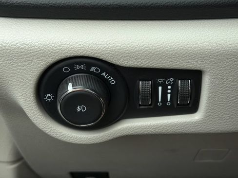 Used 2023 Chrysler Pacifica Touring-L FWD image 29