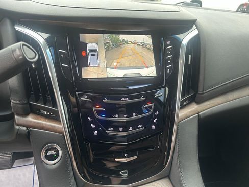 Used 2016 Cadillac Escalade Luxury AWD/4WD image 22