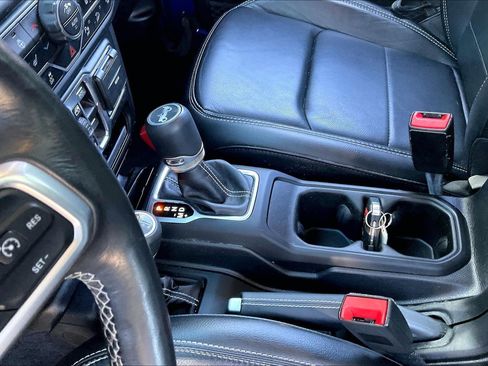 Used 2019 Jeep Wrangler Unlimited Sahara AWD/4WD image 14
