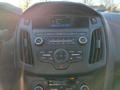 Used 2018 Ford Focus SE w/ SE Appearance Package image 10