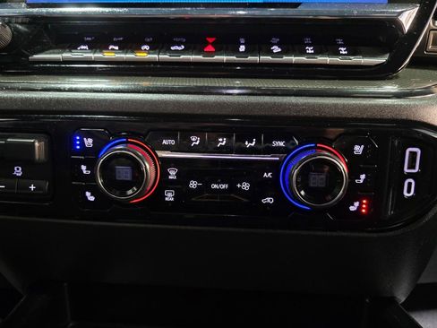 Used 2022 Chevrolet Silverado 1500 ZR2 w/ Technology Package image 35