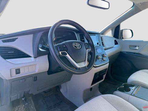 Used 2015 Toyota Sienna LE image 3