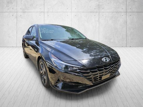 Used 2023 Hyundai Elantra SEL w/ Convenience Package FWD image 2