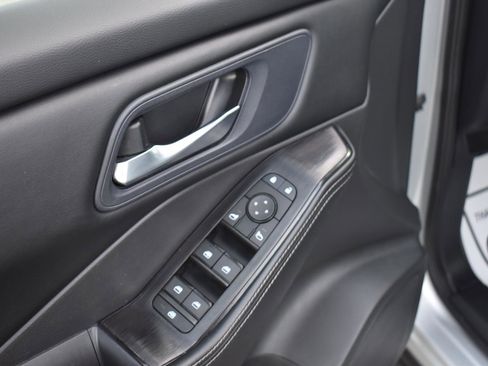 Used 2024 Nissan Rogue SV image 23