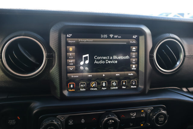 Used 2019 Jeep Wrangler Unlimited Sahara w/ Dual Top Group AWD/4WD image 11