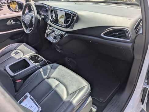 Used 2025 Chrysler Pacifica Select FWD image 30