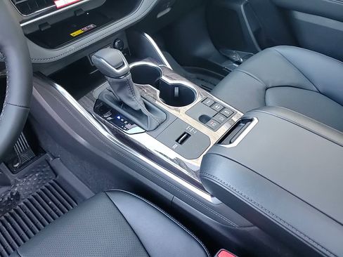 New 2026 Toyota Highlander Platinum image 19