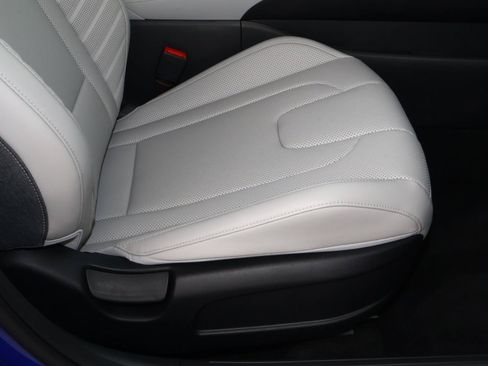 Used 2026 Hyundai Elantra Limited FWD image 18