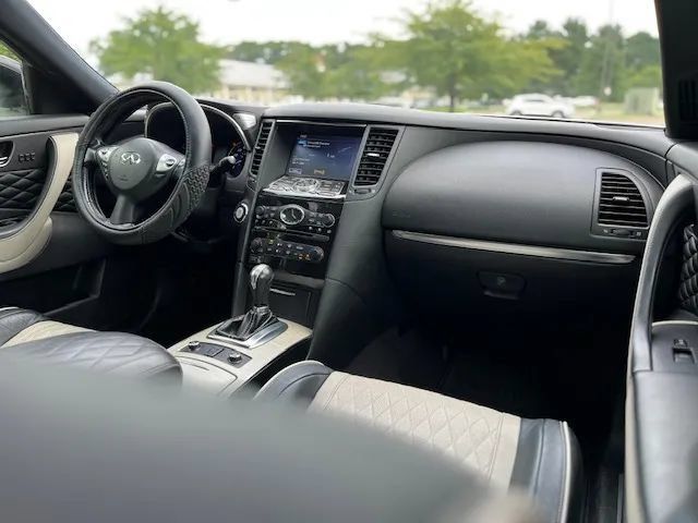 Used 2017 INFINITI QX70 AWD w/ Limited Package image 7