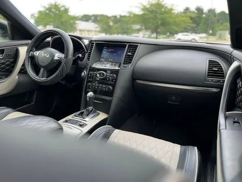 Used 2017 INFINITI QX70 AWD w/ Limited Package image 7
