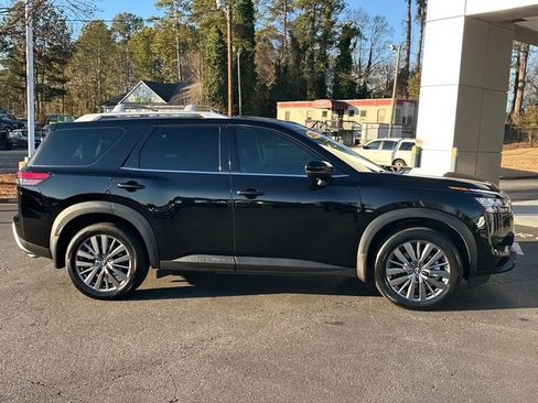 Used 2024 Nissan Pathfinder SL w/ SL Premium Package image 2